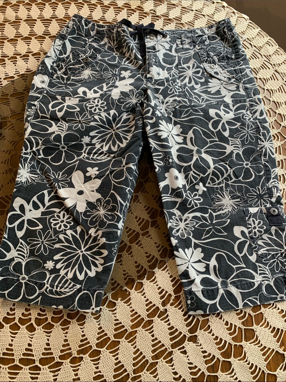Gloria Vanderbilt Navy and White Floral Cargo Capris